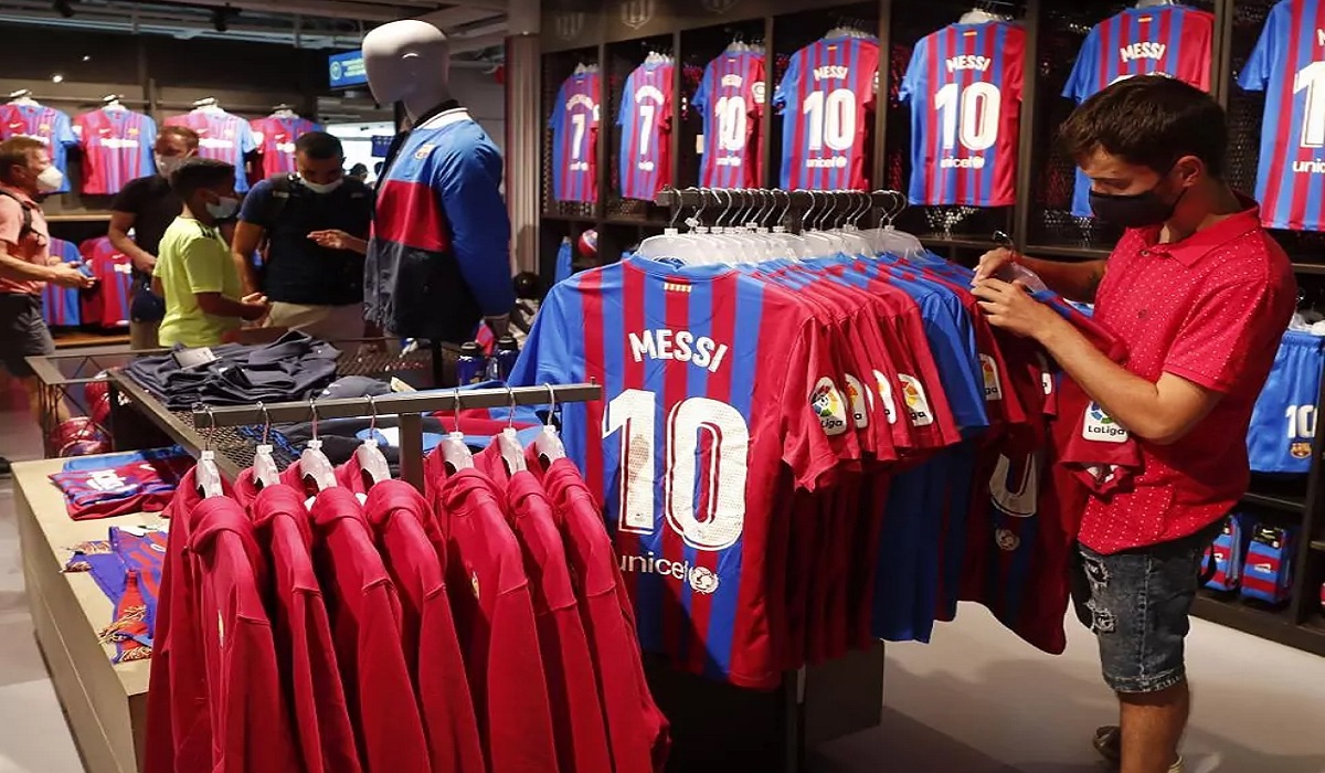 শত শত মেসির জার্সি কী করবে এখন বার্সা?