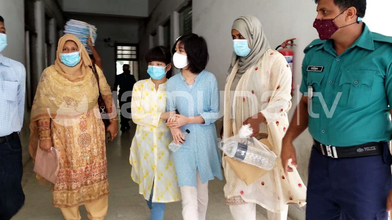 জাপানি নারীর দুই শিশু আদালতে জাপানি নারীর দুই শিশু আদালতে