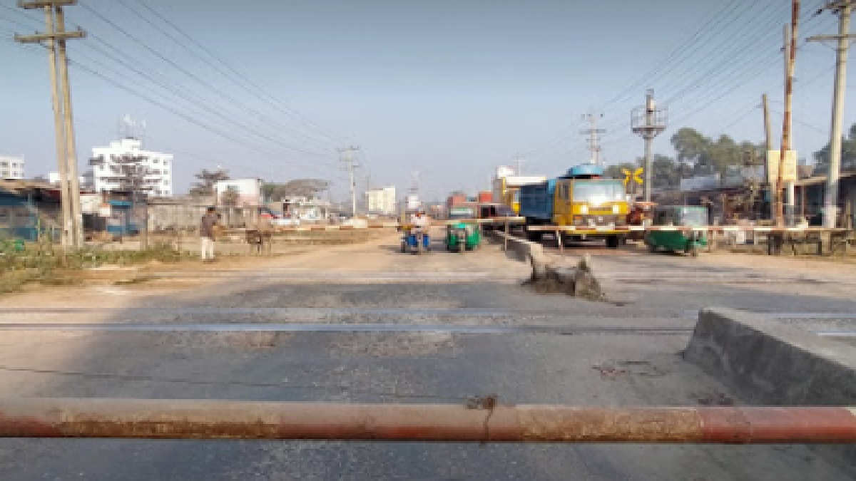 গাজীপুরে গ্যাসবাহী লড়ির সঙ্গে ট্রেনের সংঘর্ষ