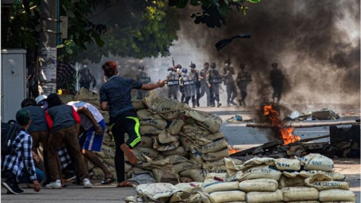 মিয়ানমারের জান্তা শাসনের ছয় মাসে ৭৫ শিশুসহ অন্তত ৯শ’ মানুষকে হত্যা