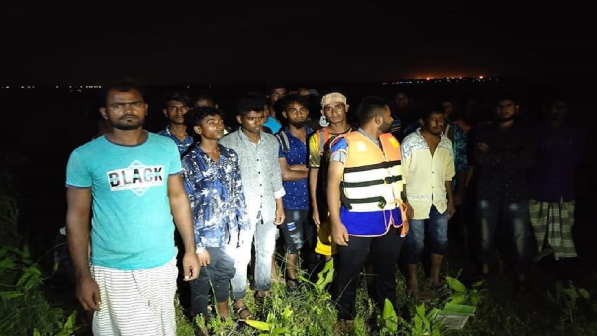 মাঝরাতে বিকল হয়ে পদ্মায় ভাসছিলো পিকনিকের ট্রলার, পুলিশের সহায়তায় উদ্ধার