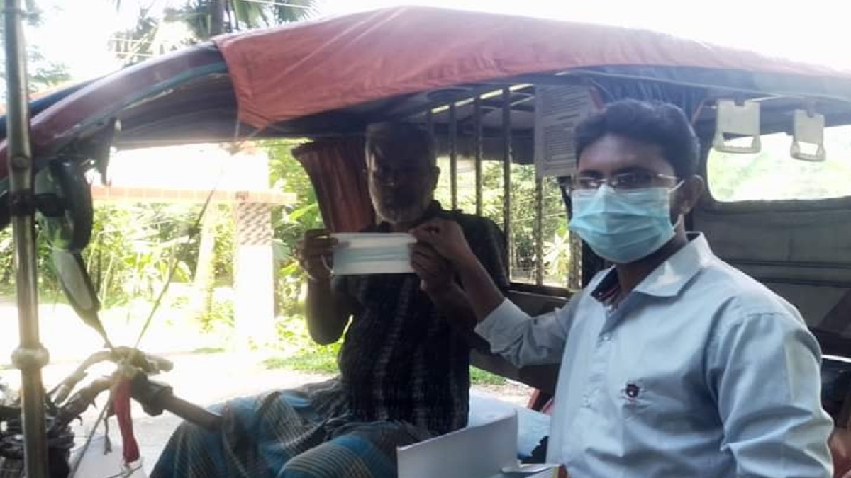 পটুয়াখালীতে কমিউনিস্ট পার্টি ৫০ হাজার মাস্ক বিতরণ করছে