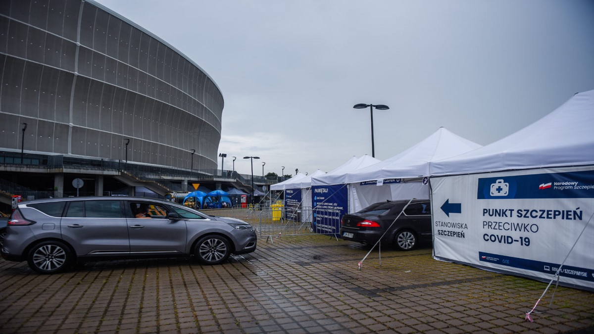 রাতের আধারে পোল্যান্ডের করোনা টিকাদান কেন্দ্রে সন্ত্রাসী হামলা