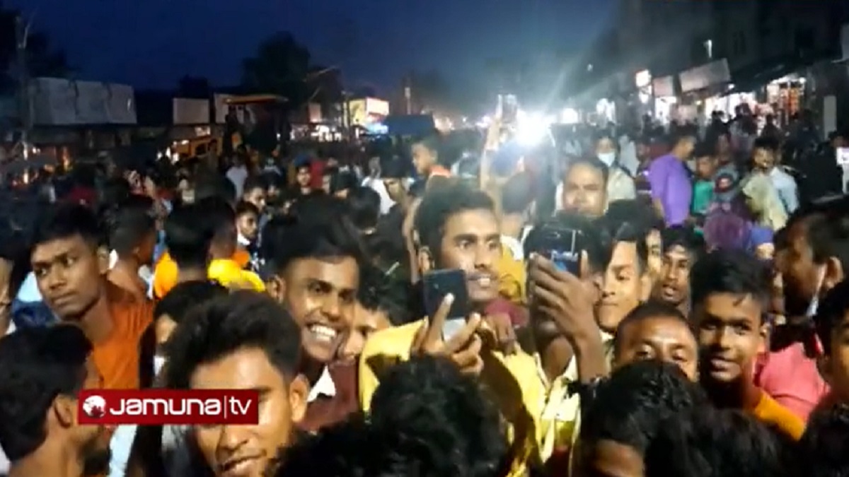 পরীমণিকে দেখতে কাশিমপুর কারাগারের সামনে মানুষের ঢল (ভিডিও)