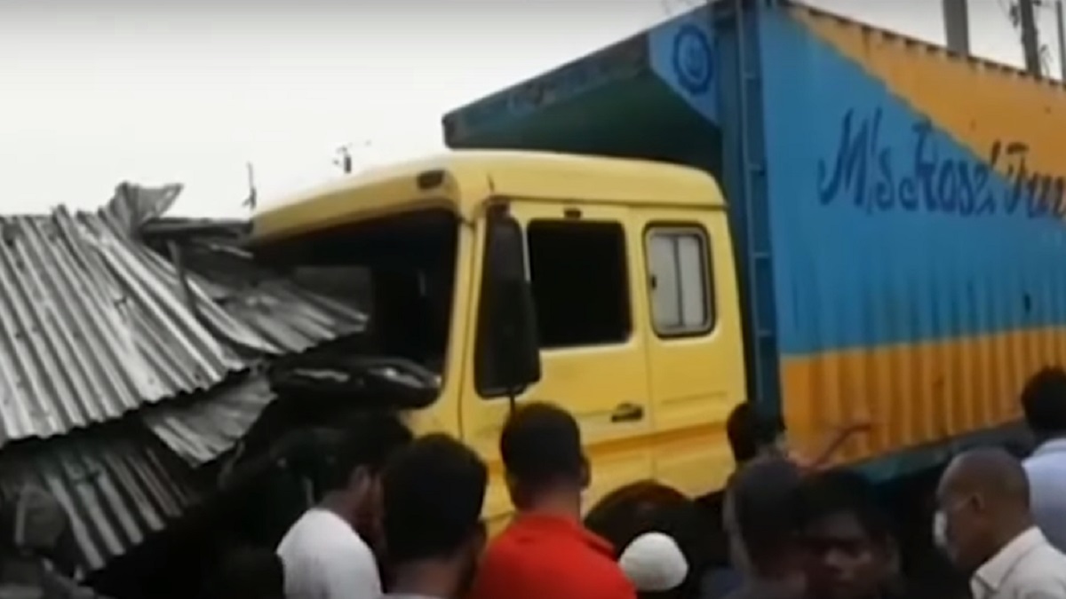 নিয়ন্ত্রণ হারিয়ে খাবার হোটেলে ঢুকে পড়লো কাভার্ড ভ্যান; ১ জনের মৃত্যু