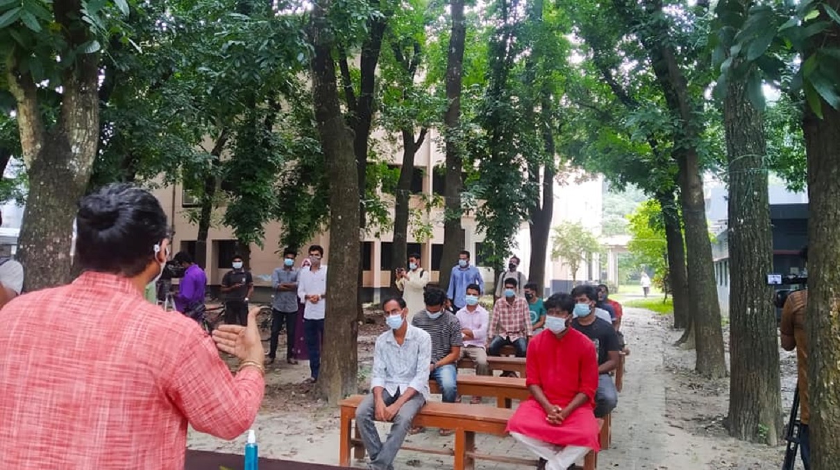 গাছতলায় ক্লাস নিলেন তিন রাবি শিক্ষক