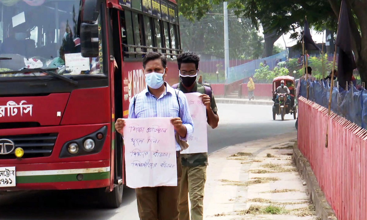 শিক্ষাপ্রতিষ্ঠান খোলার দাবিতে রাবি শিক্ষকের নীরব পদযাত্রা