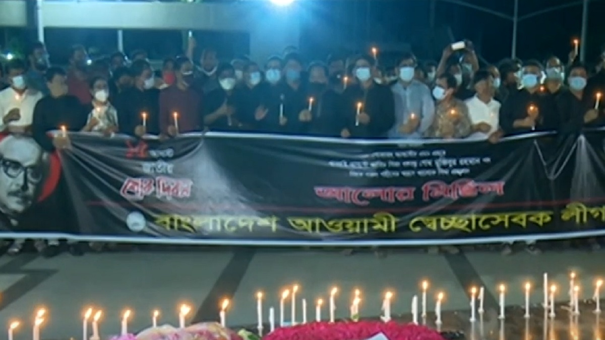 আগস্টের প্রথম প্রহরে বঙ্গবন্ধুর প্রতিকৃতিতে সেচ্ছাসেবক লীগ ও ছাত্রলীগের শ্রদ্ধা