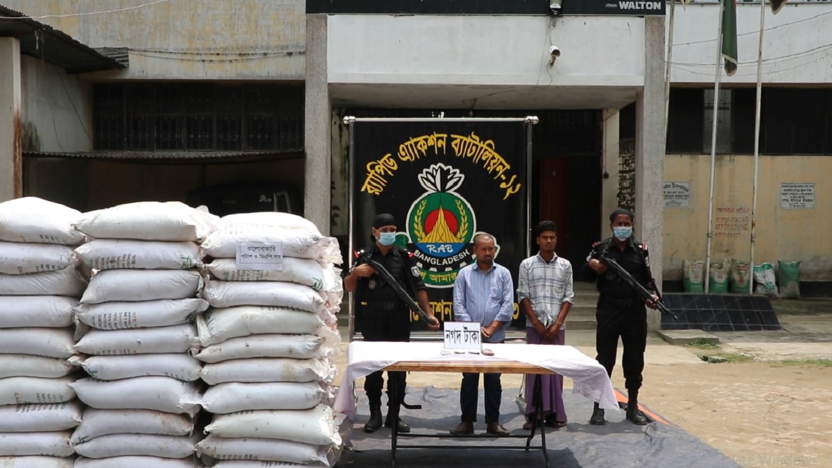 টাঙ্গাইলে ৩৫০ বস্তা সারসহ গ্রেফতার ২