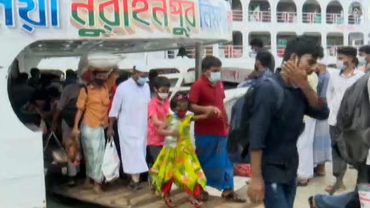 শেষ মুহূর্তে নৌপথে ঢাকায় ফিরেছেন অসংখ্য কর্মজীবী মানুষ