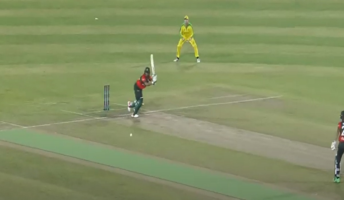 নেমেই স্টার্ককে তিনটি চারে শুরু সাকিবের