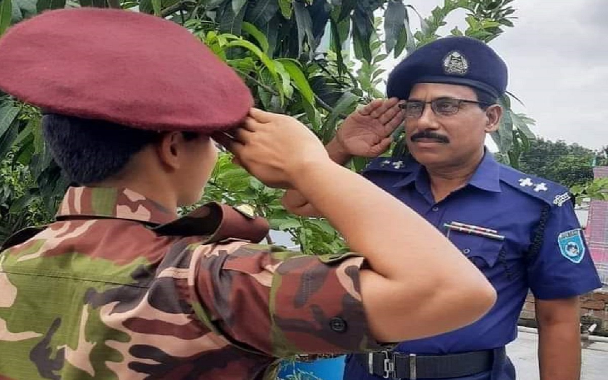 পুলিশ বাবাকে ক্যাপ্টেন কন্যার স্যালুট