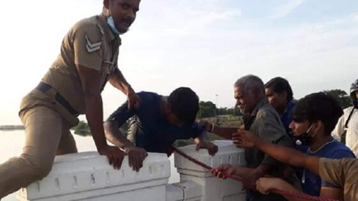 সেলফি তুলতে গিয়ে নদীতে, উদ্ধার করলো পুলিশ