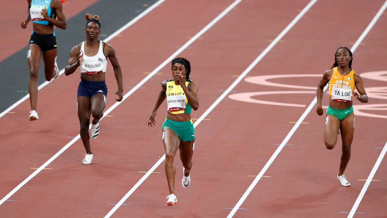 ইতিহাস গড়ে ২০০ মিটারে স্বর্ণ ধরে রাখলেন থম্পসন হেরা