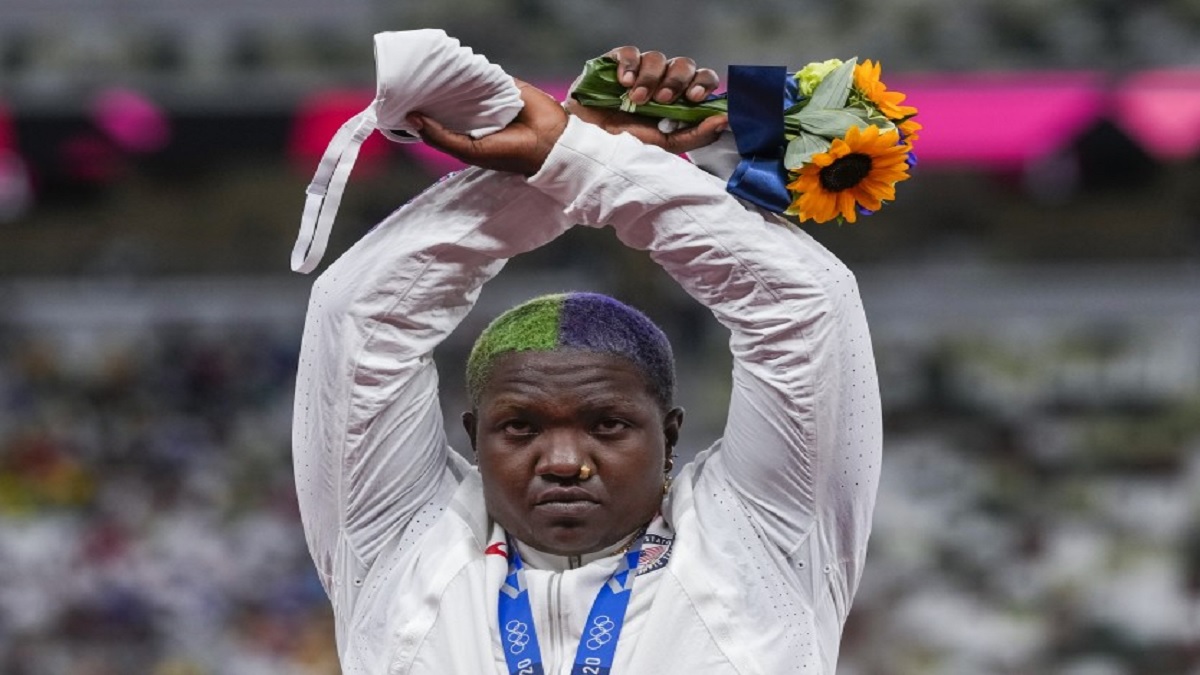 ভিন্নধর্মী উদযাপন করে তদন্তের মুখে যুক্তরাষ্ট্রের স্যান্ডার্স