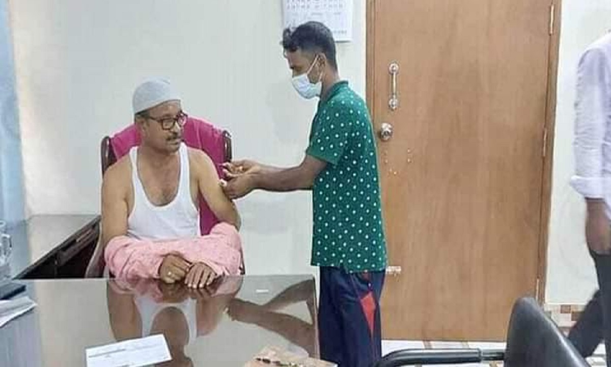 বাসায় বসে টিকা নিলেন উপজেলা চেয়ারম্যান, সমালোচনার ঝড়