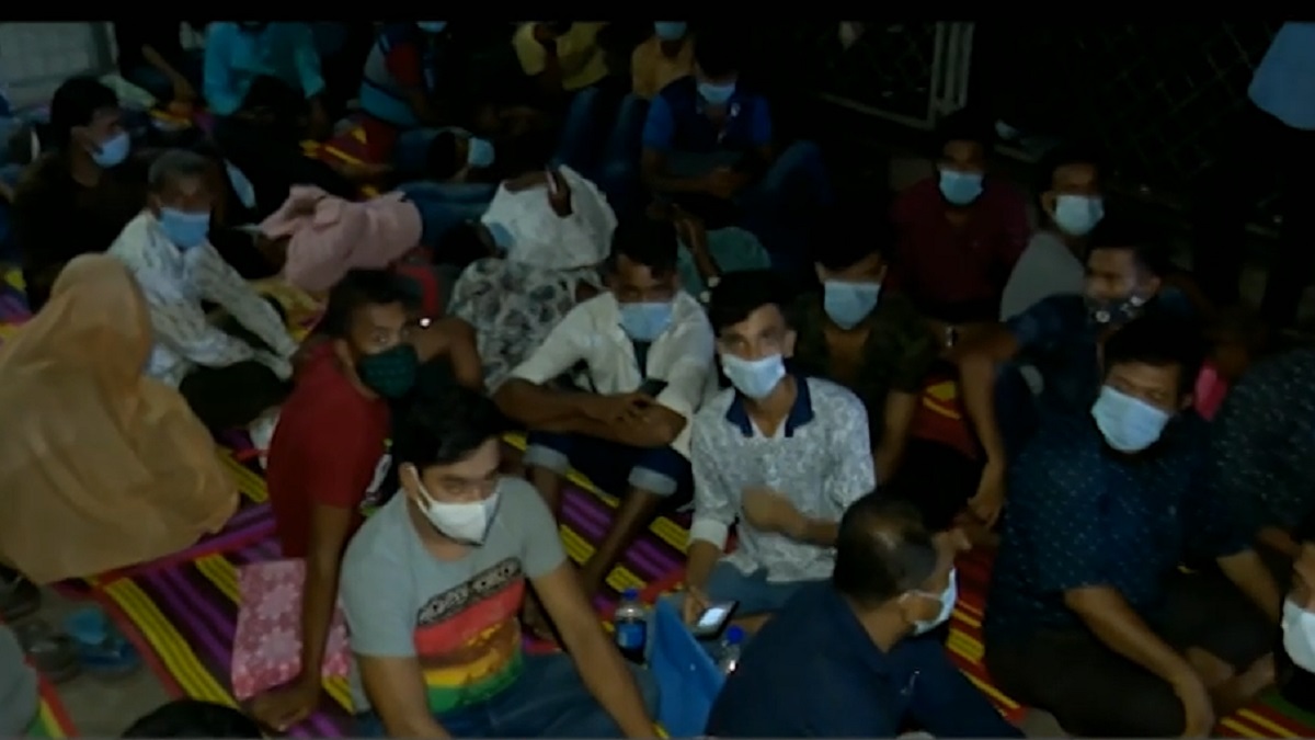 করোনা টিকা নিতে দুর্ভোগে প্রবাসীরা; লাইন দিতে হয় আগেরদিন সন্ধ্যা থেকে