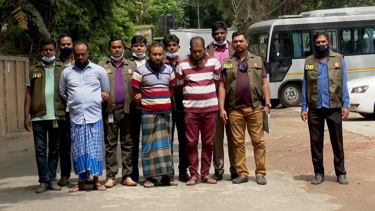 বিপুল অস্ত্র ও গুলিসহ ডিবির হাতে গ্রেফতার ৩ ডাকাত
