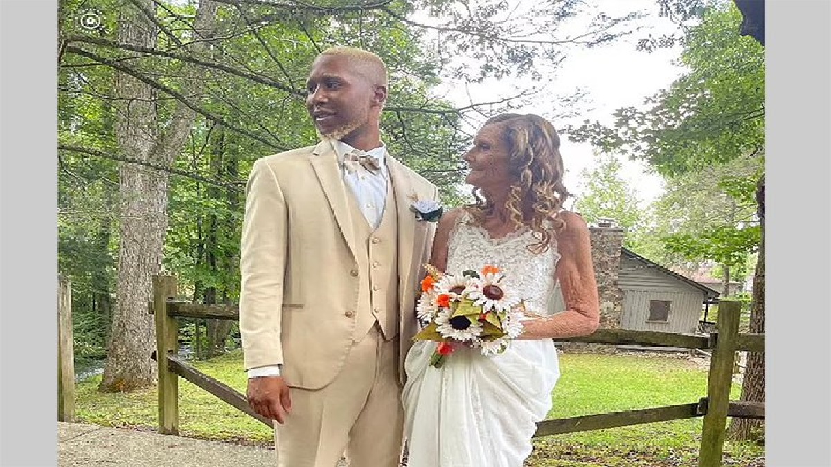 ৬১ বছর বয়সী বৃদ্ধাকে বিয়ে ২৪ বছর তরুণের