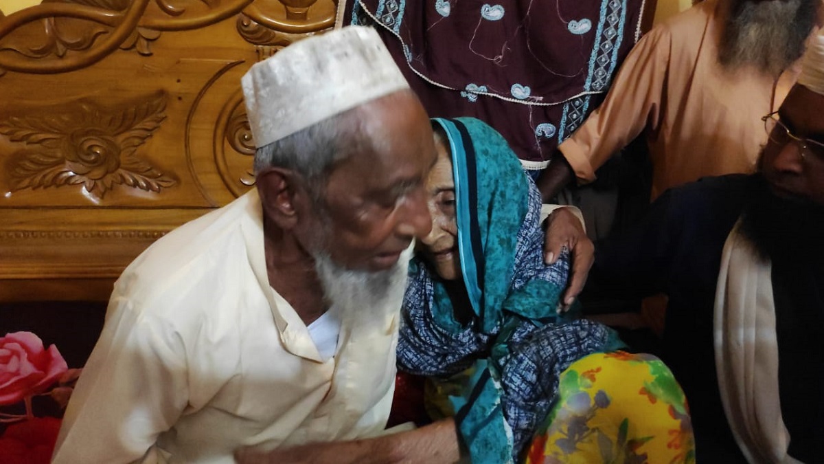 ফেসবুকের সহায়তায় ৭০ বছর পর মায়ের বুকে ফিরলেন ছেলে