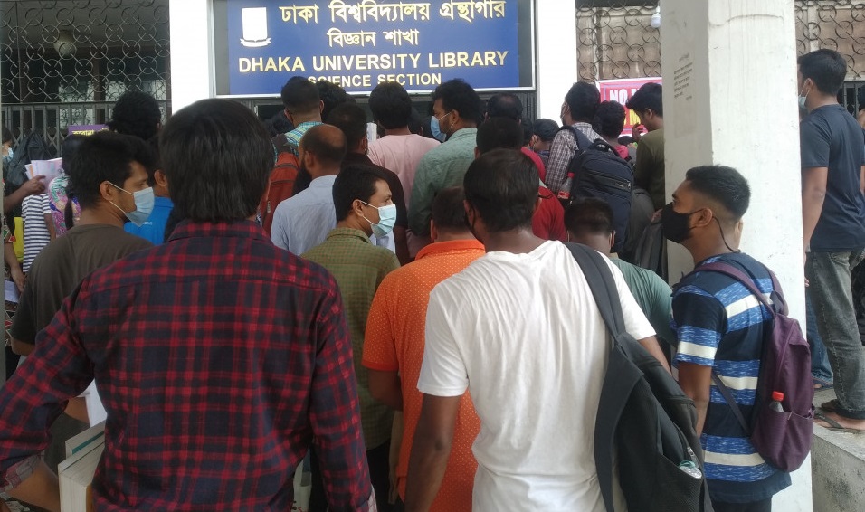 ঢাবিতে গ্রন্থাগার খোলার প্রথম দিনই ঘটলো অপ্রীতিকর ঘটনা