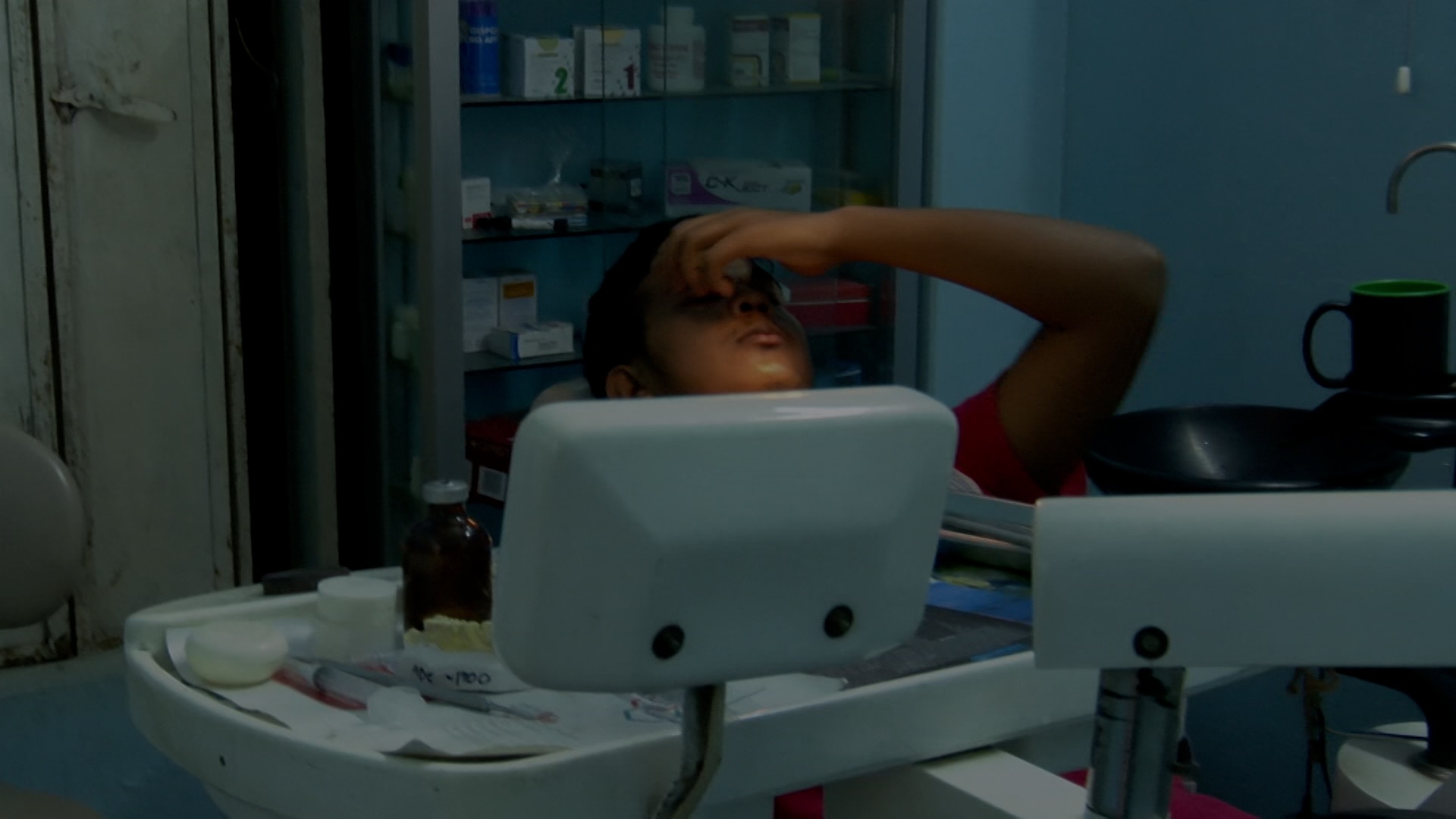 জুতার আঠা দিয়ে দাঁতের চিকিৎসা করছেন ভুয়া ডাক্তাররা