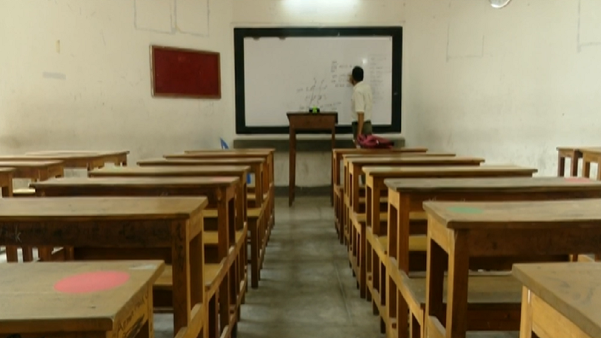 ক্লাশ নিতে হচ্ছে অনলাইন অফলাইন দুই পদ্ধতিতেই