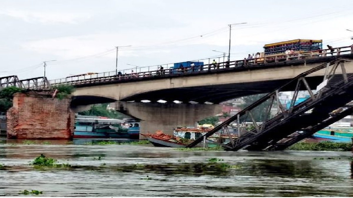ভেঙে পড়েছে গাবতলী-আমিনবাজার বেইলি ব্রিজ