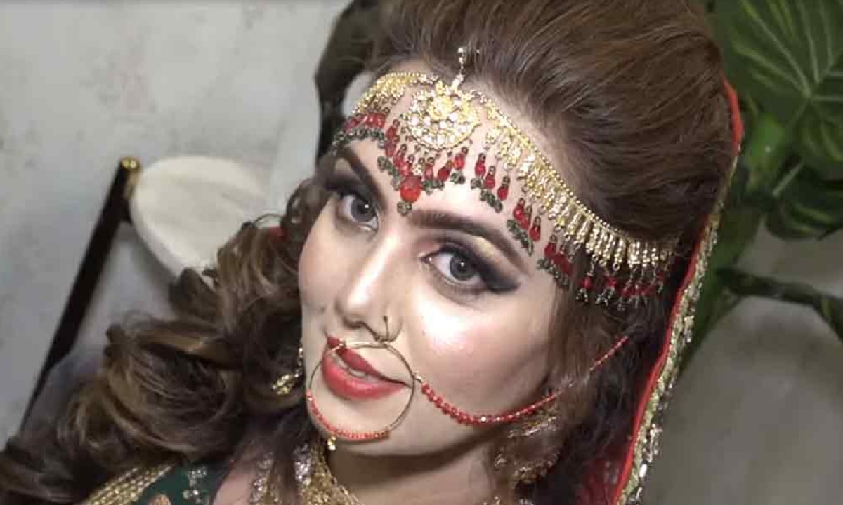 সপ্তাহে এক দিন বউ সাজেন চার সন্তানের জননী