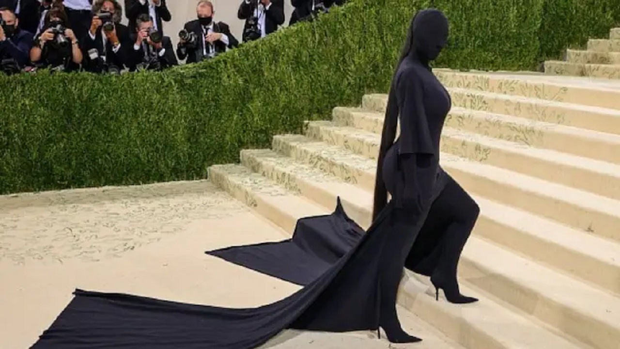 মেট গালার লাল গালিচায় কালো পোশাকে কিম কার্দাশিয়ান মেট গালার লাল গালিচায় কালো পোশাকে কিম কার্দাশিয়ান
