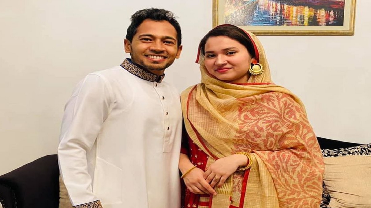 বিবাহবার্ষিকীতে স্ত্রীকে ভালোবাসা জানালেন মুশফিক