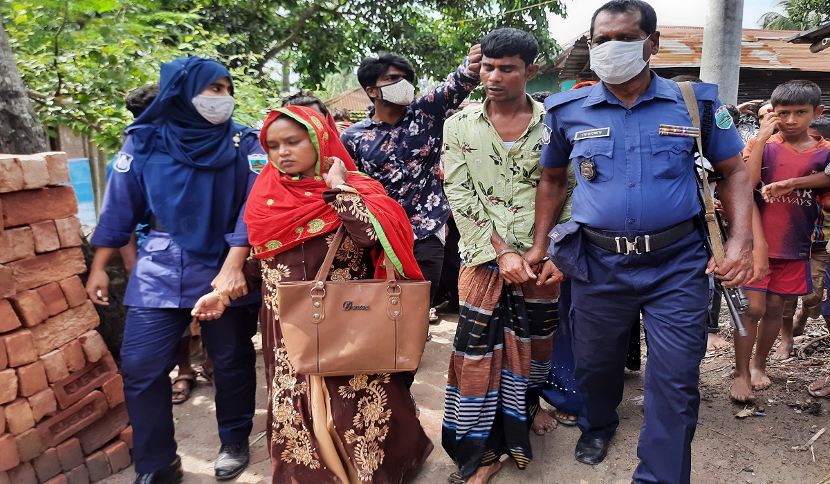 নওগাঁয় সতিনের ছোড়া অ্যাসিডে ঝলসে গেছে গৃহবধূ