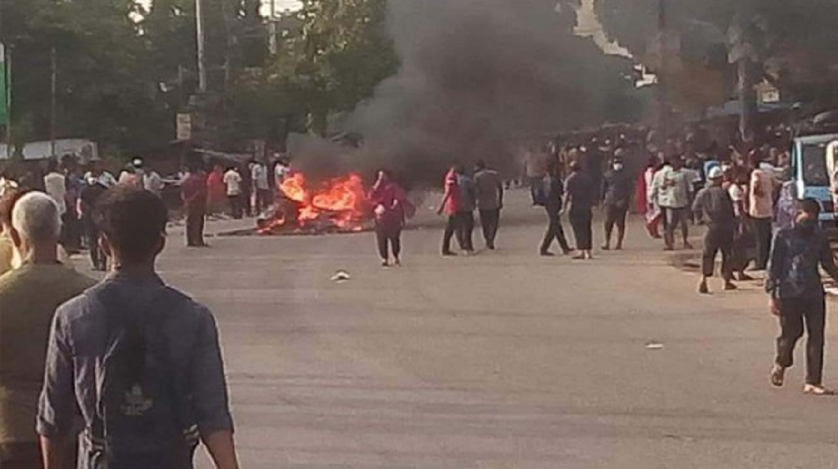 বকেয়া বেতনের জন্য শ্রমিকদের আন্দোলনে পুলিশের বাধা, আহত ১০
