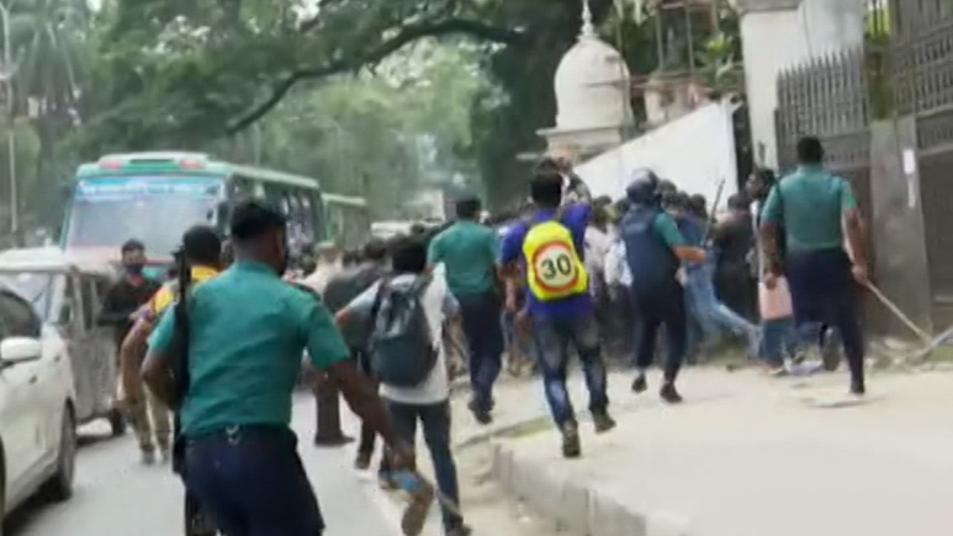 প্রেসক্লাবের সামনে বিক্ষোভের চেষ্টা, ই-অরেঞ্জ গ্রাহকদের সাথে পুলিশের সংঘর্ষ