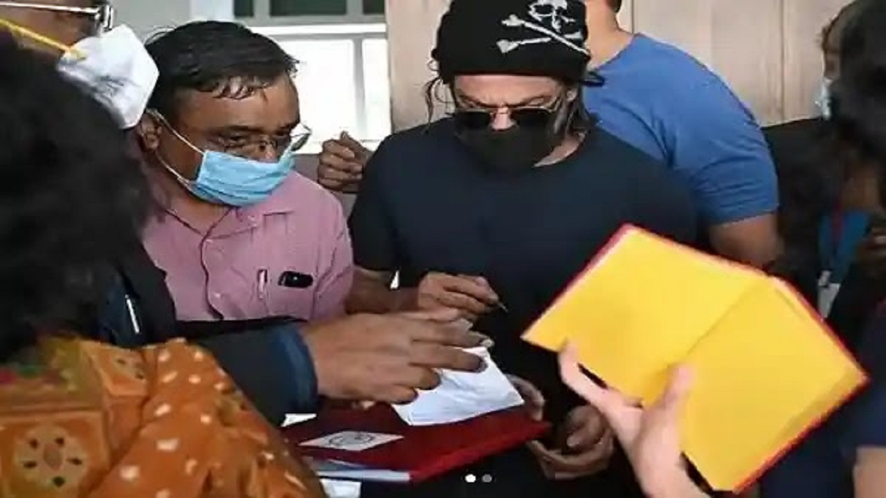 শুটিংয়ের মাঝেই ভক্তদের আবদার মেটালেন শাহরুখ খান শুটিংয়ের মাঝেই ভক্তদের আবদার মেটালেন শাহরুখ খান