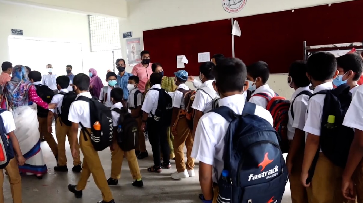 দ্বিতীয় দিনের মতো চলছে সশরীরে পাঠদান কার্যক্রম