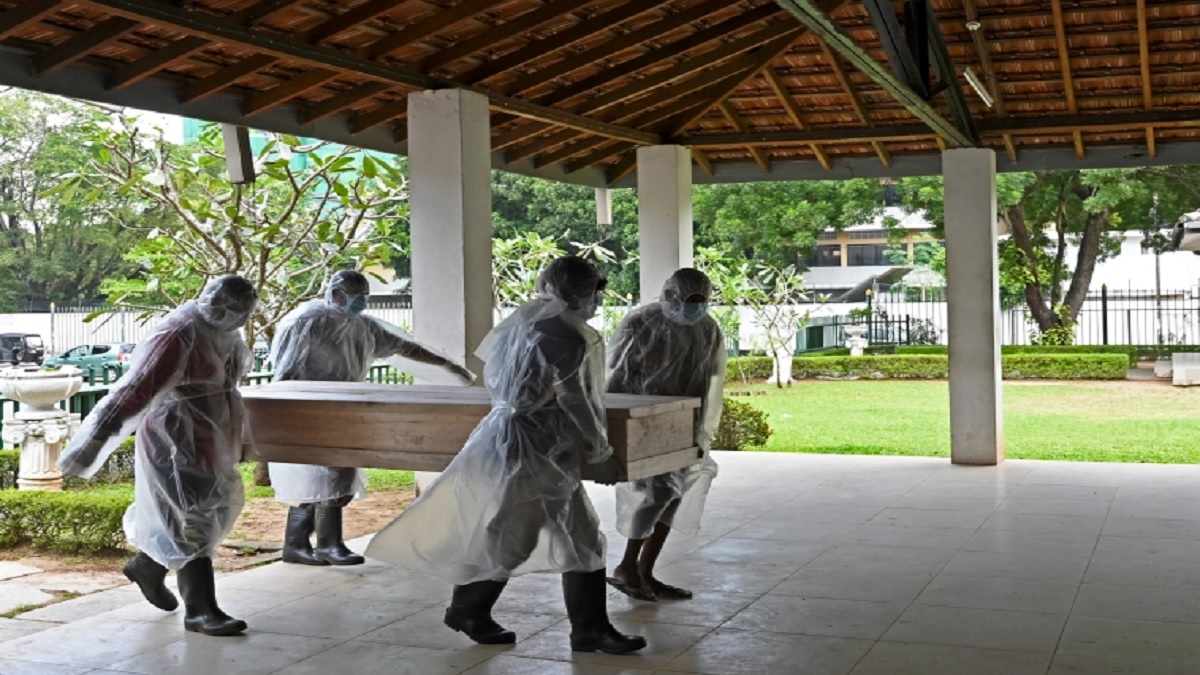 ‘পবিত্র পানি’ দিয়ে মহামারি দূর করতে চাওয়া ওঝার মৃত্যু হলো করোনাতেই