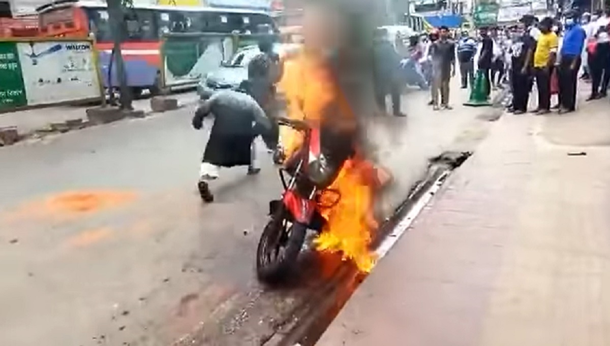 পুলিশের মামলায় ক্ষুব্ধ হয়ে নিজের বাইকে আগুন!