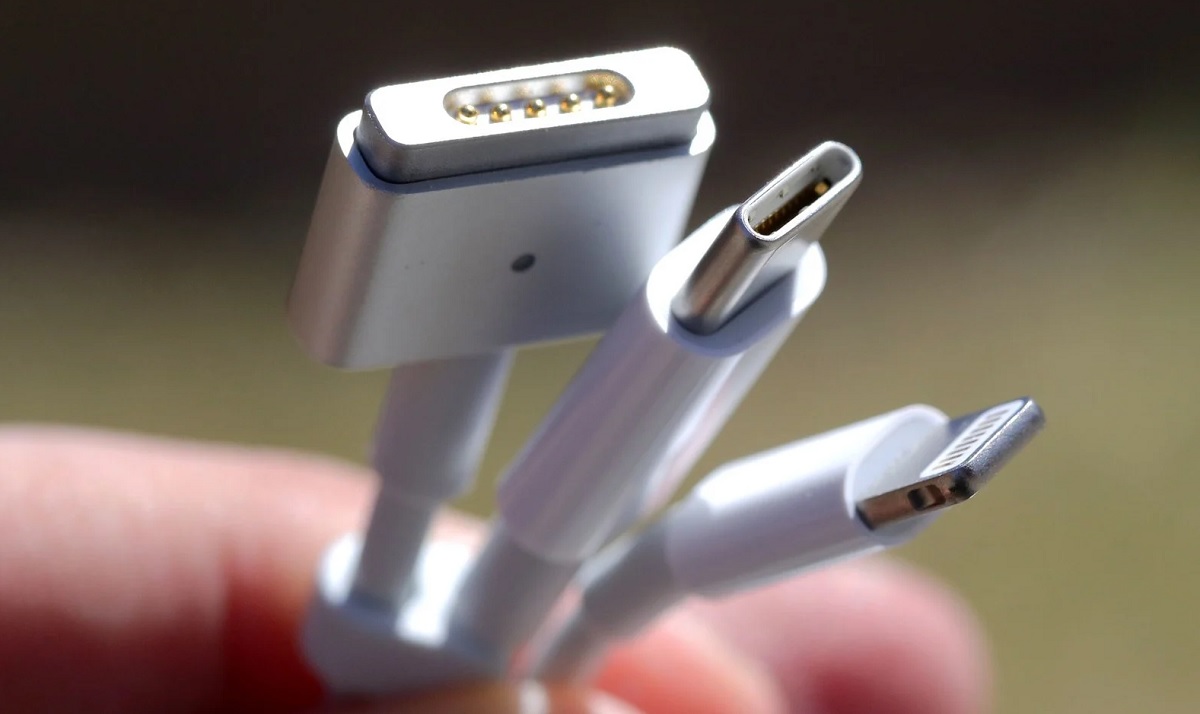 সব ডিভাইসের জন্য একই ধরনের চার্জার ব্যবহারের প্রস্তাব, আপত্তি অ্যাপলের