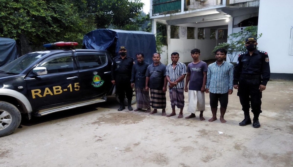 কক্সবাজারে ৪ লাখ ৩০ হাজার পিস ইয়াবাসহ আটক ৫