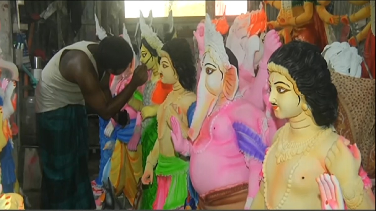 চট্টগ্রামে পুরোদমে চলছে দুর্গাপূজার প্রস্তুতি