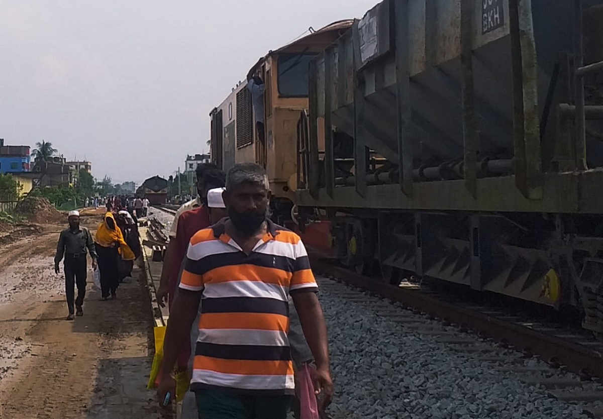 মুখোমুখি দুই ট্রেন, চালকের দক্ষতায় রক্ষা পেলেন যাত্রীরা