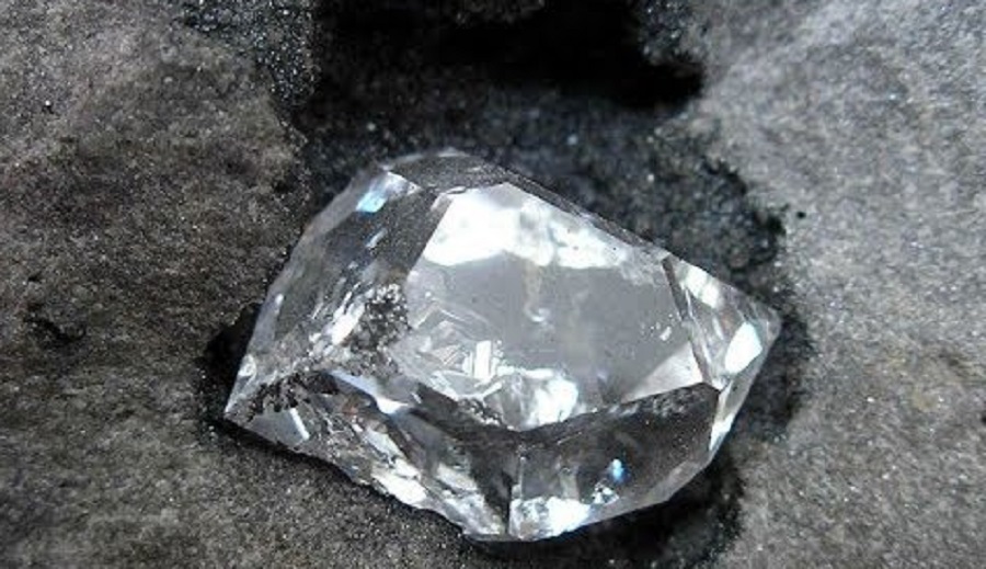 মাটি খুঁড়ে অর্ধকোটি টাকার হীরা পেল চার শ্রমিক