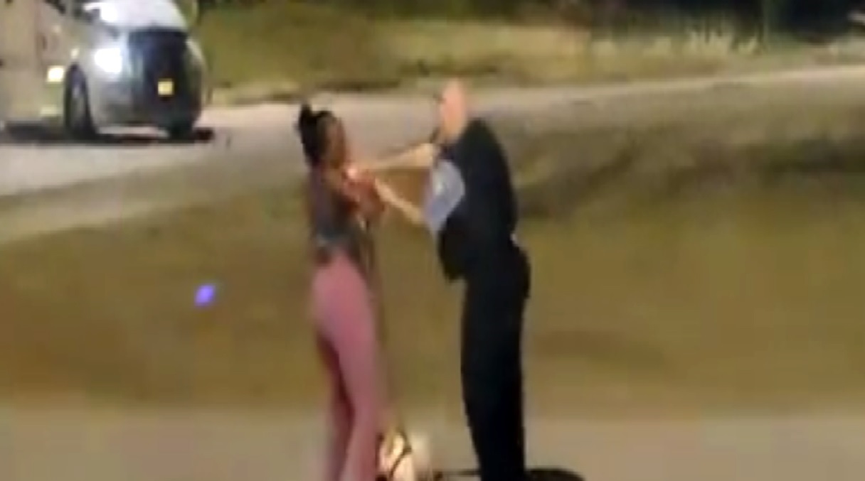 শিকাগোতে কৃষ্ণাঙ্গ নারীর ওপর চড়াও হলো পুলিশ, ভিডিও ভাইরাল