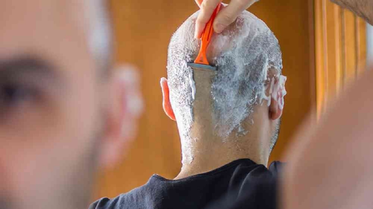 বার বার মাথা ন্যাড়া করলে কি সত্যিই চুল ঘন হয়?