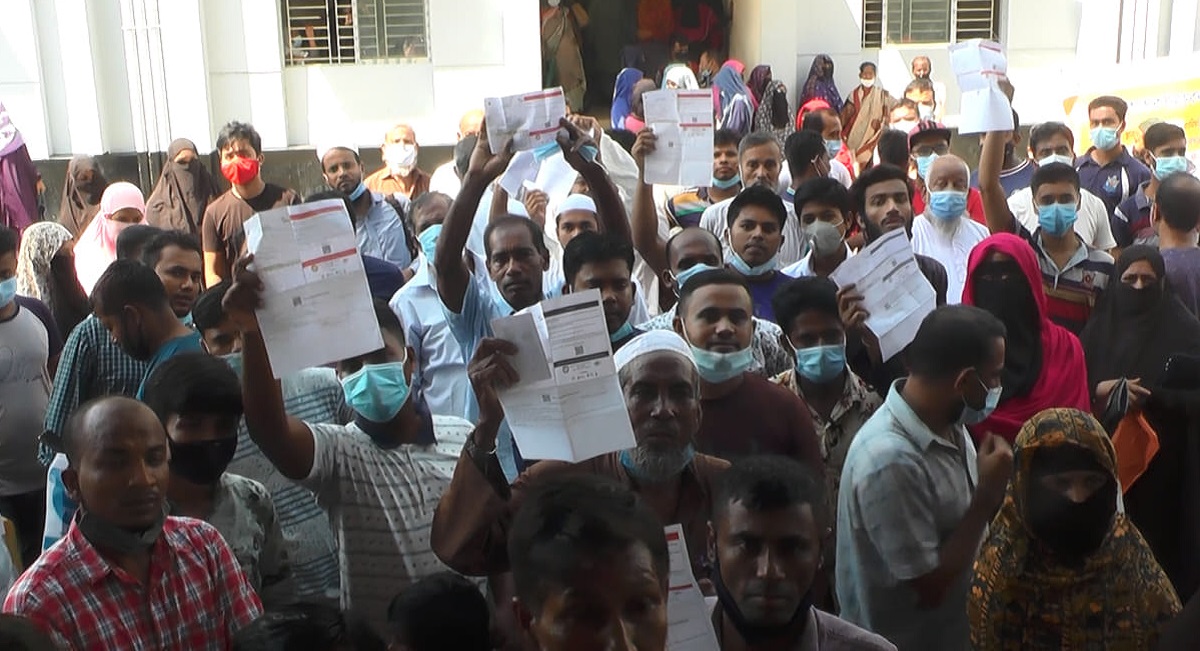 নোয়াখালীতে করোনা ভ্যাকসিন না পেয়ে বিক্ষোভ, কর্মকর্তারা বলছেন ভ্যাকসিন সঙ্কট