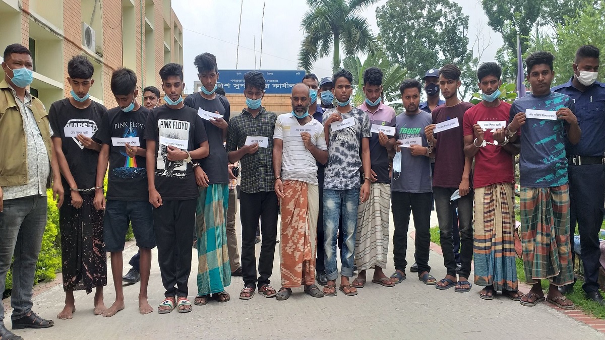 প্রবাসীদের ‘ইমো’ অ্যাকাউন্ট হ্যাক করে প্রতারণা, গ্রেফতার চক্রের ১২ সদস্য