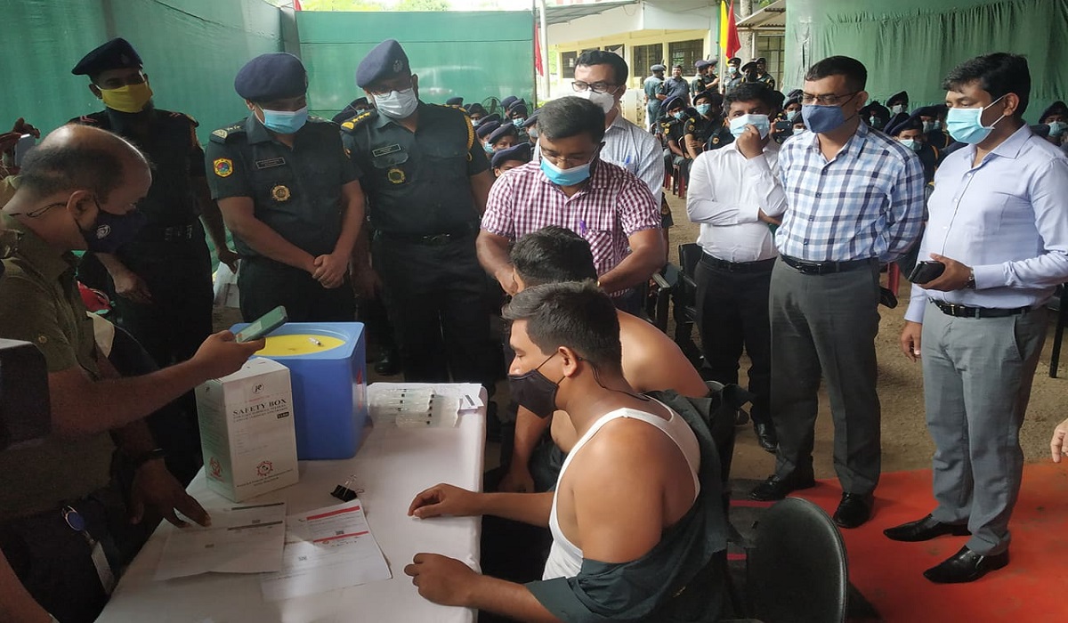 কুমিল্লায় প্রধানমন্ত্রীর জন্মদিনে কারারক্ষীদের টিকাদান