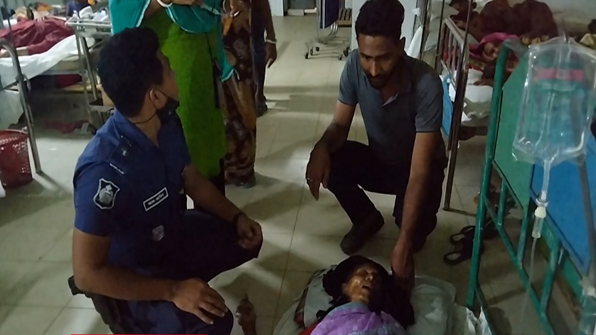 মাকে রেস্টুরেন্টে ফেলে গেল যুবক