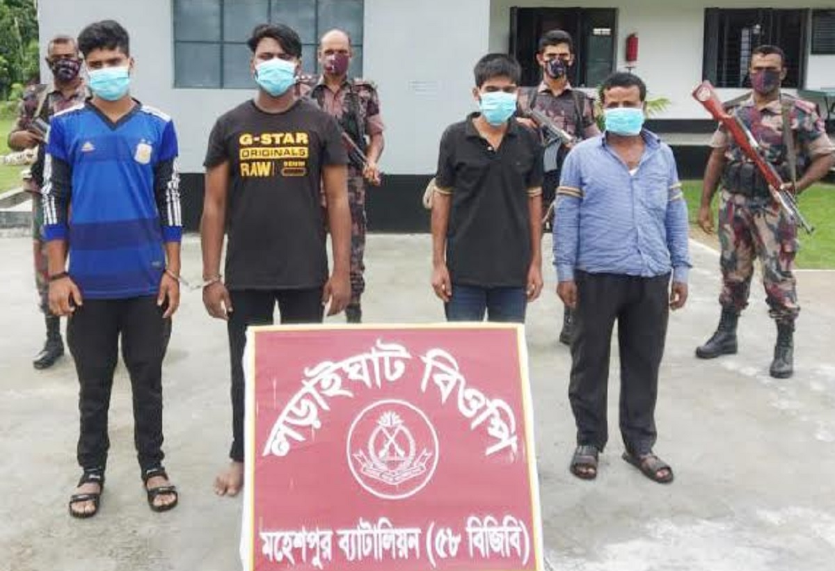 ঝিনাইদহে অবৈধভাবে সীমান্ত অতিক্রমকালে আটক ১১